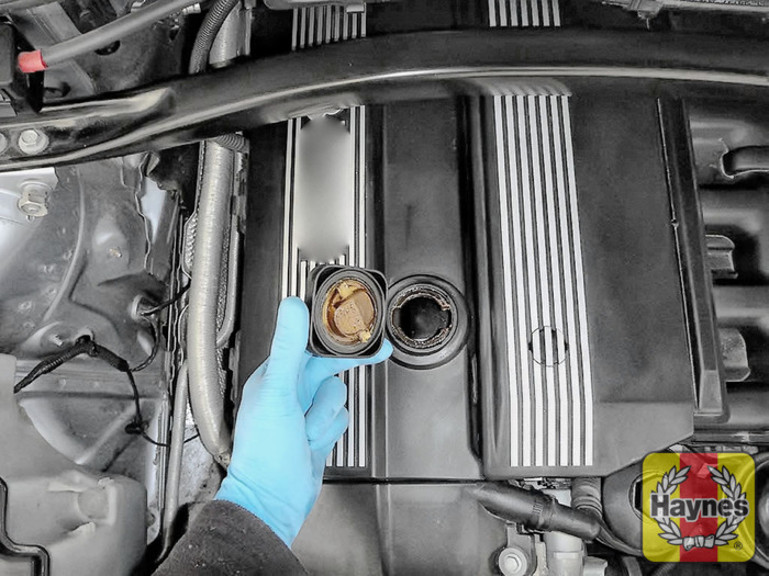 BMW X3 (2003 2010) X3 2.5 Checking oil level Haynes Publishing