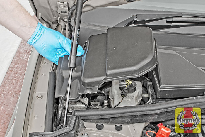 BMW 1-Series (2004 - 2011) 116i - 1.6 - Checking brake fluid - Haynes ...