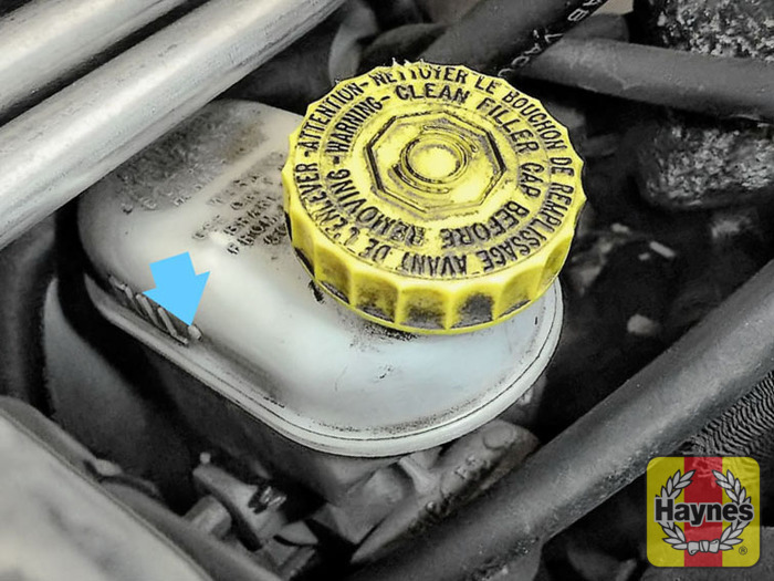 Chrysler PT Cruiser (2000 2009) 2.0 Checking brake fluid Haynes