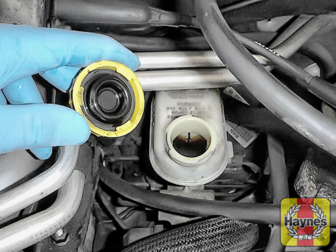 Chrysler PT Cruiser (2000 2009) 2.0 Checking brake fluid Haynes