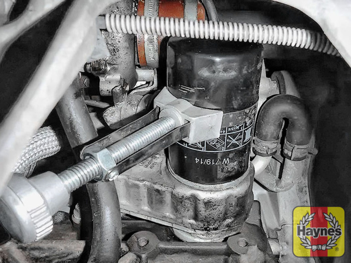 Chrysler Voyager (2001 2010) 2.5 CRD Oil filter change Haynes