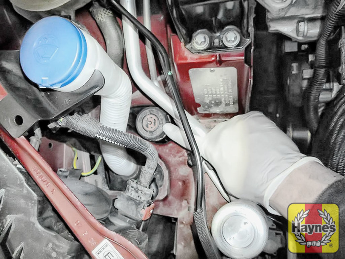 Citroen C4 (2004 2010) 1.6 Checking steering fluid Haynes Publishing