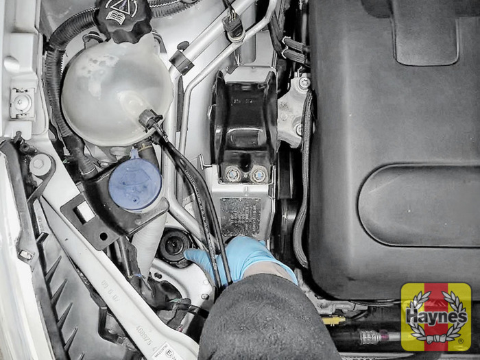 Citroen C4 (2004 2010) 2.0 Checking steering fluid Haynes Publishing