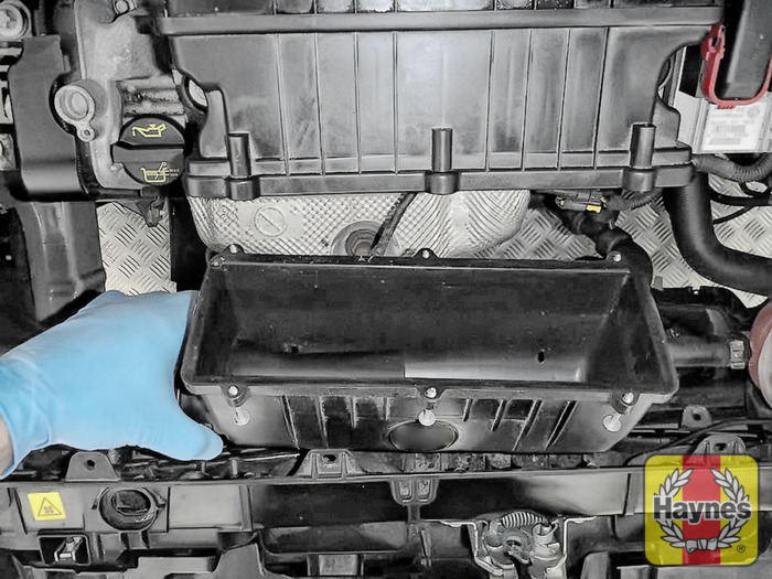Fiat Grande Punto (2006 2015) 1.4 Air filter change Haynes Publishing