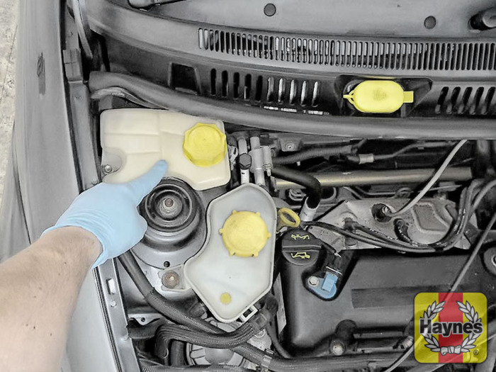 Ford Ka (2003 2008) 1.6 Checking coolant level Haynes Publishing