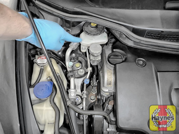 Honda Civic (2006 2012) 2.2 iCTDi Checking brake fluid Haynes