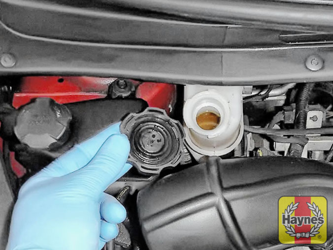 Hyundai i10 (2008 2012) 1.1 Checking brake fluid Haynes Publishing