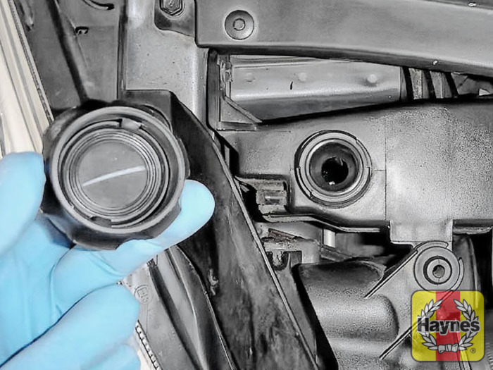 Hyundai i10 (2008 2012) 1.2 Checking coolant level Haynes Publishing