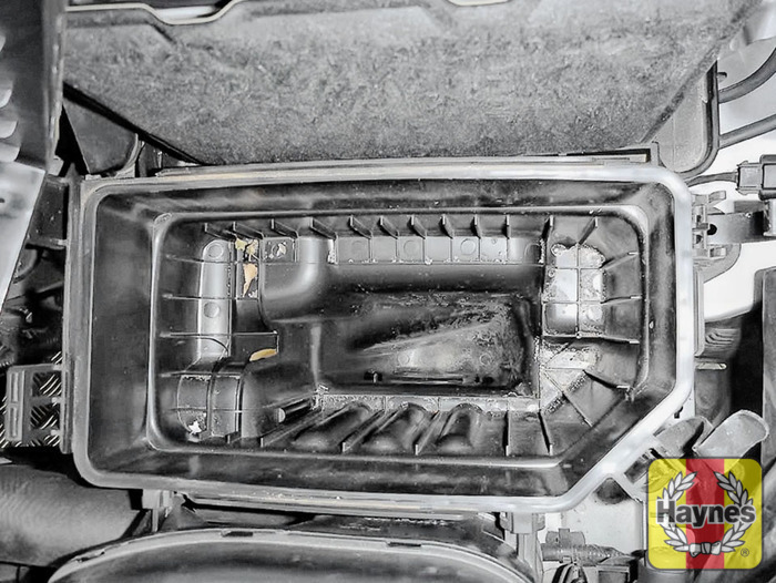 Air filter change Hyundai i20 2009 2015 Haynes Manuals