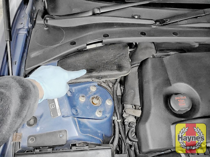 Jaguar SType (1998 2007) 2.7 TDV6 Checking brake fluid Haynes