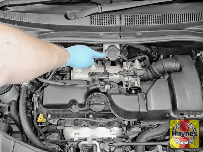 Kia Picanto (2004 2011) 1.1 Checking brake fluid Haynes Publishing