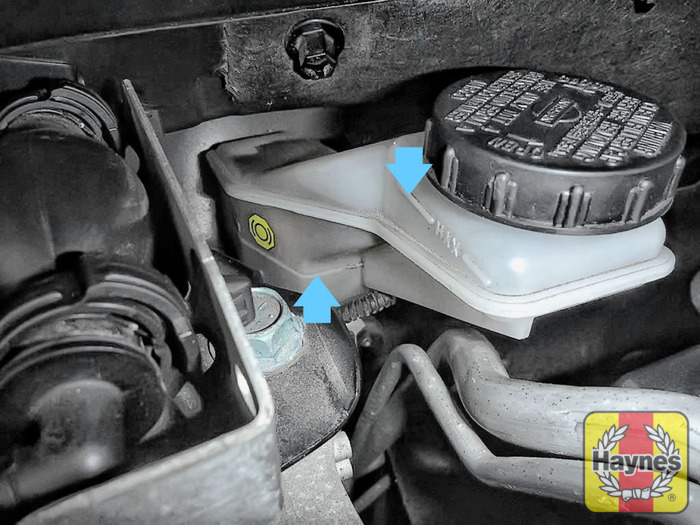 Nissan Qashqai (2007 2013) 1.5 DCi Checking brake fluid Haynes Publishing