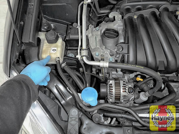 Nissan Qashqai (2007 2013) 1.6 Checking coolant level Haynes