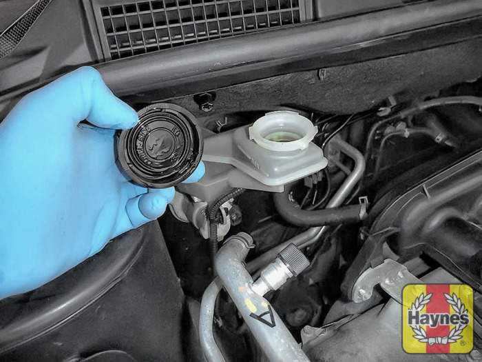 Nissan Qashqai (2007 2013) 1.6 Checking brake fluid Haynes Publishing