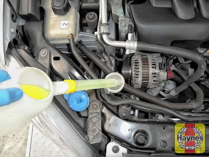 Nissan Qashqai (2007 2013) 2.0 Checking screen wash Haynes Publishing