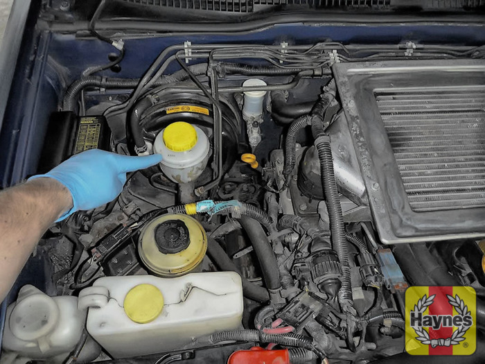 Nissan Terrano (2002 2006) 2.7 TD Checking brake fluid Haynes Publishing