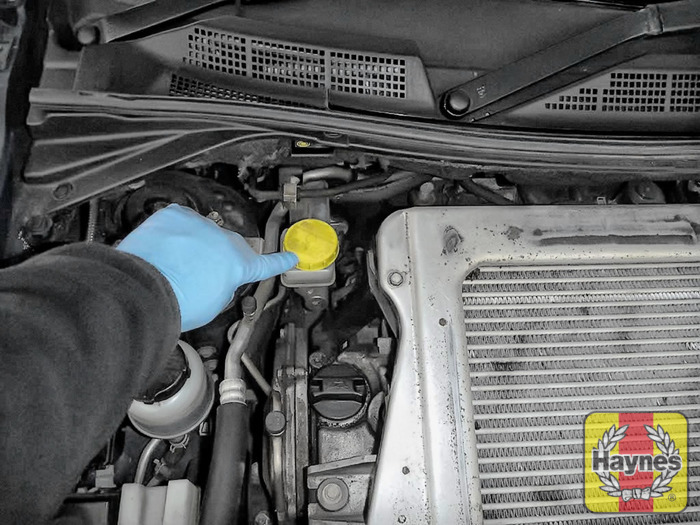Nissan XTrail (2001 2007) 2.2 DCi Checking brake fluid Haynes