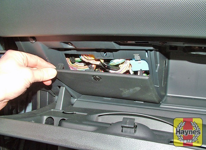 Peugeot 308 (2007 2012) 1.6 THP Fusebox and diagnostic socket locations Haynes Publishing