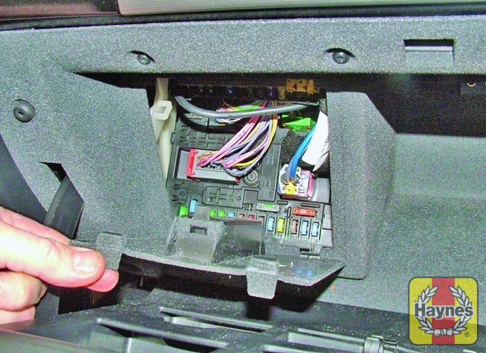 Peugeot 407 2004 - 2011 2 2 - Fusebox And Diagnostic Socket Locations