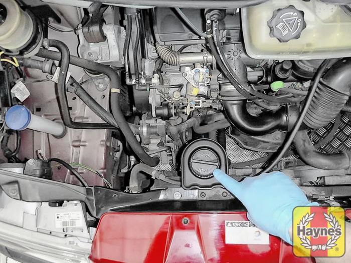 Peugeot Expert Van (1999 2006) 2.0 HDi Checking oil level Haynes Publishing