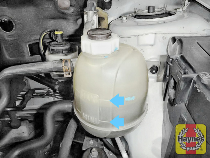 Renault Megane (1999 2002) 1.6 16v Checking coolant level Haynes Publishing