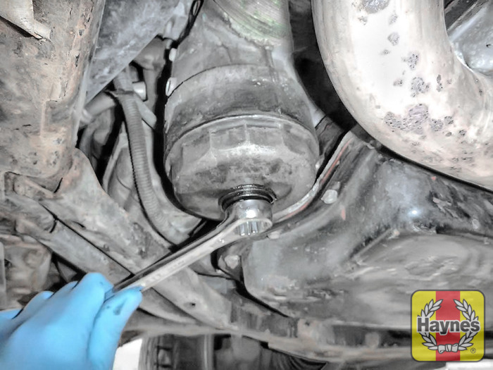 Saab 9-5 (1997 - 2005) 3.0 TiD V6 - Oil filter change - Haynes ... Saab 9-5 (1997 - 2005) 3.0 TiD V6 - Oil filter change - Haynes ...