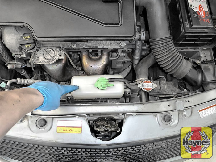 Suzuki SX4 (2006 2010) 1.6 Checking coolant level Haynes Publishing