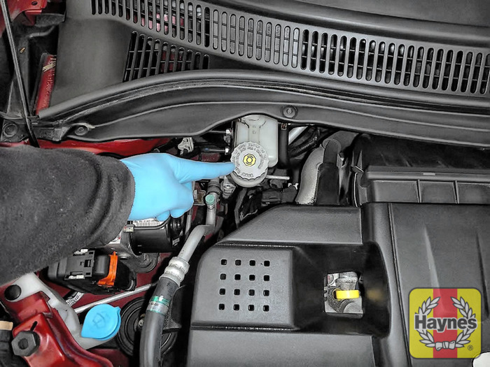 Suzuki Swift (2004 2011) 1.6 VVT Checking brake fluid Haynes