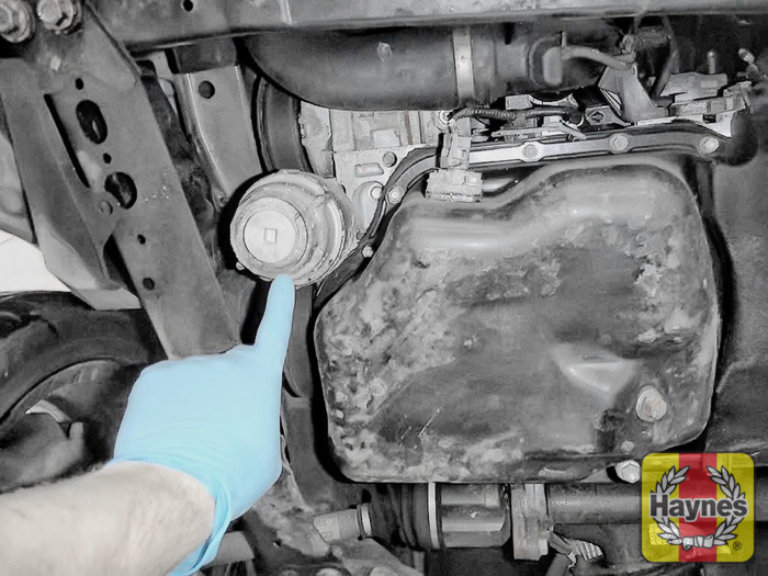 Toyota Auris (2002 2007) 2.2 D4D Oil filter change Haynes Publishing