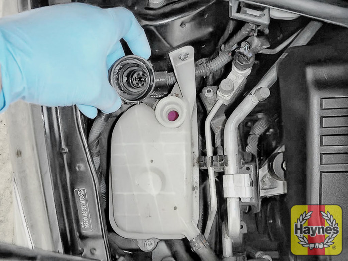 Toyota Auris (2002 2007) 1.33 VVTi Checking coolant level Haynes