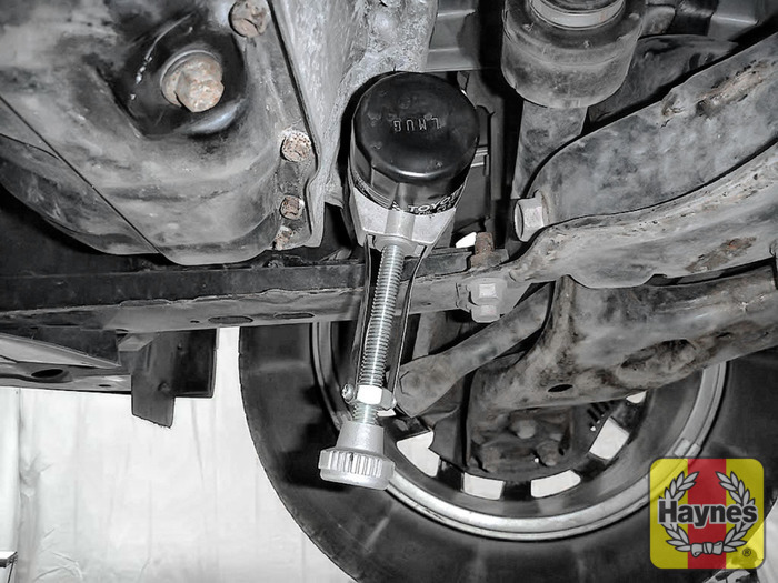 Toyota Auris (2002 2007) 1.6 Oil filter change Haynes Publishing