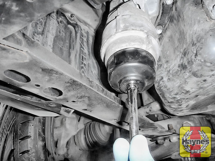 Toyota Verso (2009 2015) 2.0 D4D Oil filter change Haynes Publishing