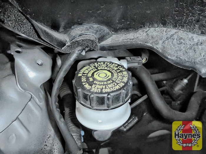 Toyota Yaris (2005 2009) 1.0 VVTi Checking brake fluid Haynes