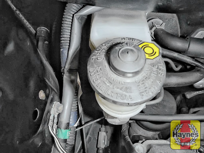 Toyota Yaris (1999 2005) 1.5 VVTi Checking brake fluid Haynes