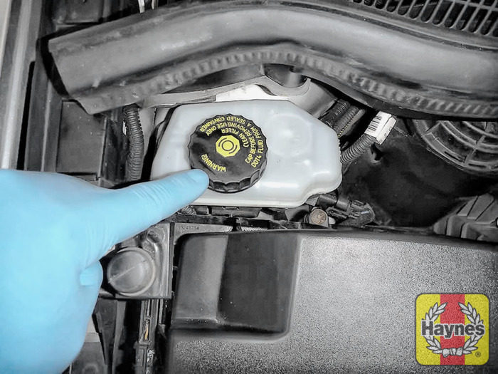 Vauxhall Corsa (2006 2010) 1.7 CDTi Checking brake fluid Haynes
