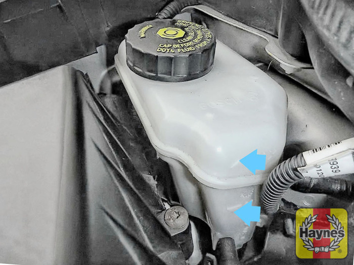 Vauxhall Corsa (2006 2010) 1.7 CDTi Checking brake fluid Haynes