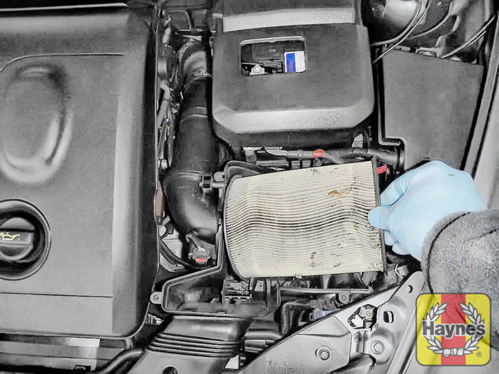 Volvo C30 (2006 2009) 2.0D Air filter change Haynes Publishing