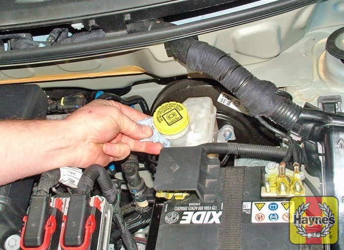Fiat 500 (2004 2012) 1.2 Fluid level checks Haynes Publishing