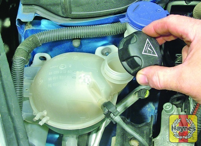 Peugeot 207 (2006 - 2009) 1.6 - Fluid level checks - Haynes Publishing