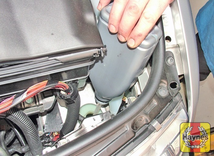 Volkswagen Polo (2002 2009) 1.2 Fluid level checks Haynes Publishing